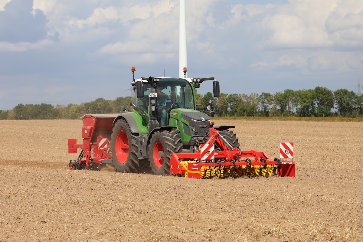 Nuovo Fendt 516 Vario Gen4 abbinato alla seminatrice combinata Horsh Versa 3 KR e al rullo anteriore con erpice strigliatore Guttler